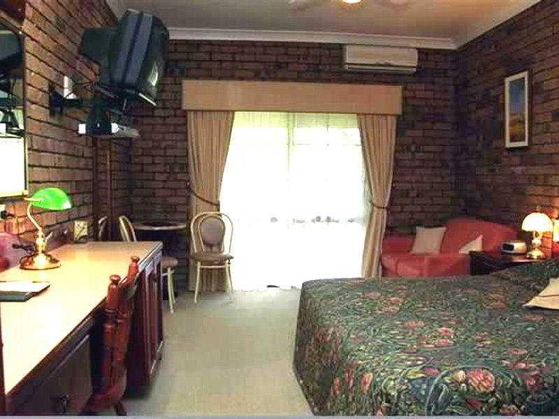 Overlander Homestead Motel Рома Екстер'єр фото