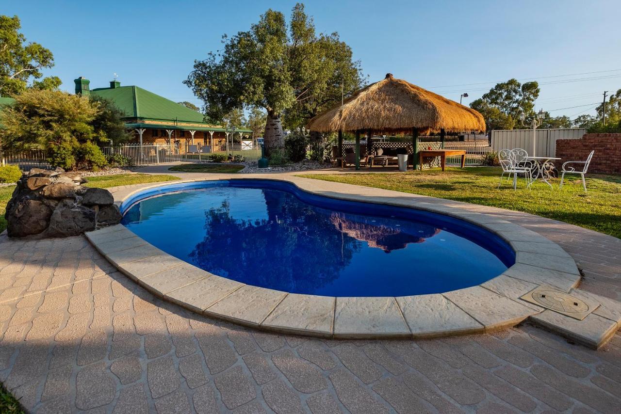 Overlander Homestead Motel Рома Екстер'єр фото